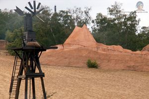 moulin avec petite montagne