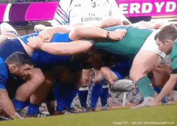 Les joueurs entrain de faire la mêlée au rugby