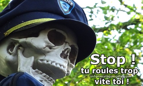 Un squelette policier avec casquette de police