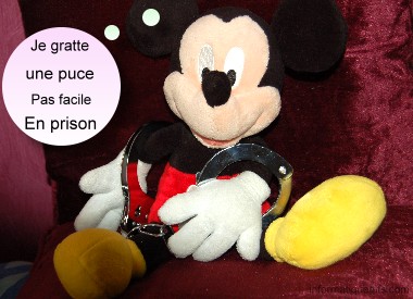 Mickey mouse avec des menottes