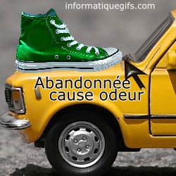 Chaussure sur une voiture jaune