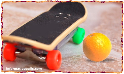 un kateboard et orange fruit