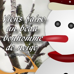 un arbre avec un bonhomme de neige