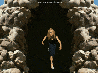 Gif anime Lara Fabian qui sort d'une grotte